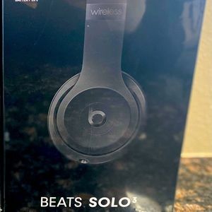 Beats solo3 headphones, wireless, black, and up to 40 hours of battery life.